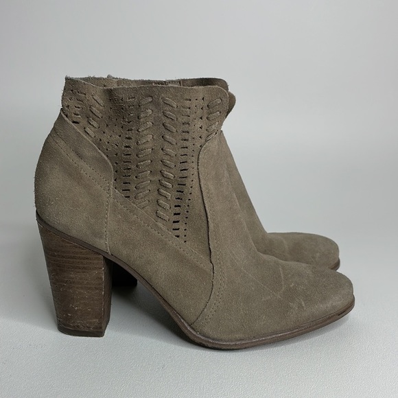 Vince Camuto Suede Laser Cut Ankle Booties Grey Wooden Heel Perforated Size 9 - Picture 16 of 16